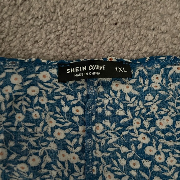 Front tie up top with flowers - Picture 2 of 2